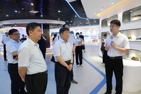 河南省政協副主席龔立群一行蒞臨設計城參觀調研